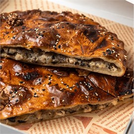 {{photo.Alt || photo.Description || 'Пирог с курицей, грибами и картофелем'}}