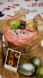 {{photo.Alt || photo.Description || 'Кулич с творогом и вишней'}}