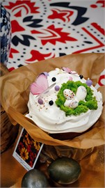 {{photo.Alt || photo.Description || 'Кулич с темным и молочным шоколадом'}}