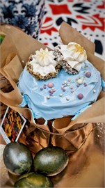 {{photo.Alt || photo.Description || 'Фирменный кулич с нежной солёной карамелью'}}